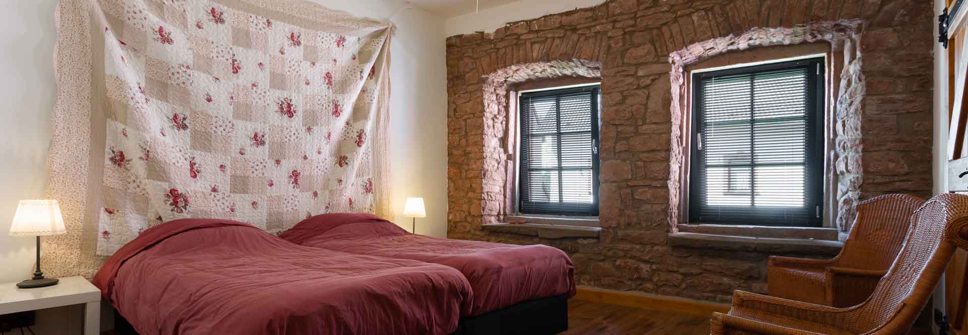 rustieke slaapkamer met kinderbed en grote kledingkast